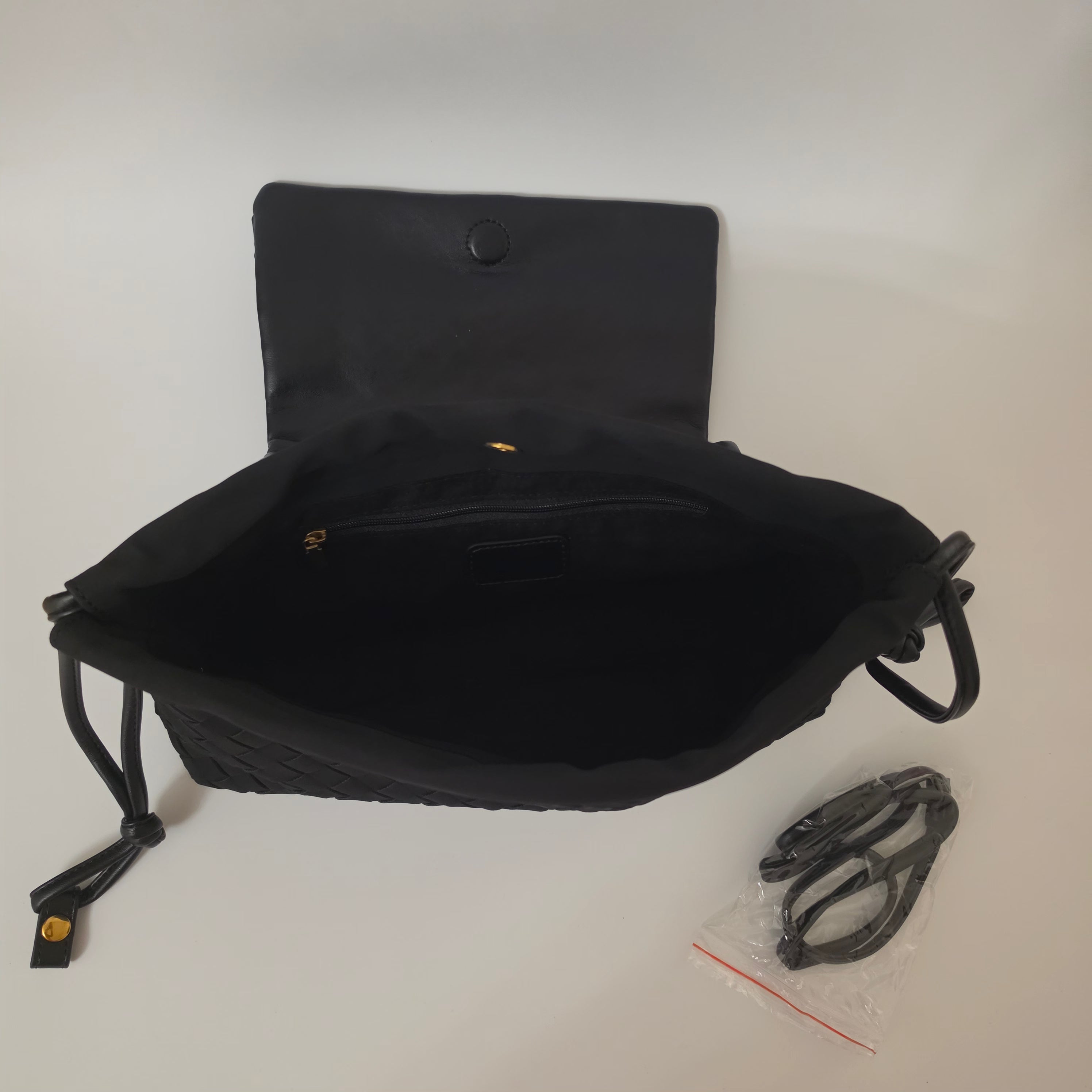BOTEGA model tašne u crnoj boji VELUR /301