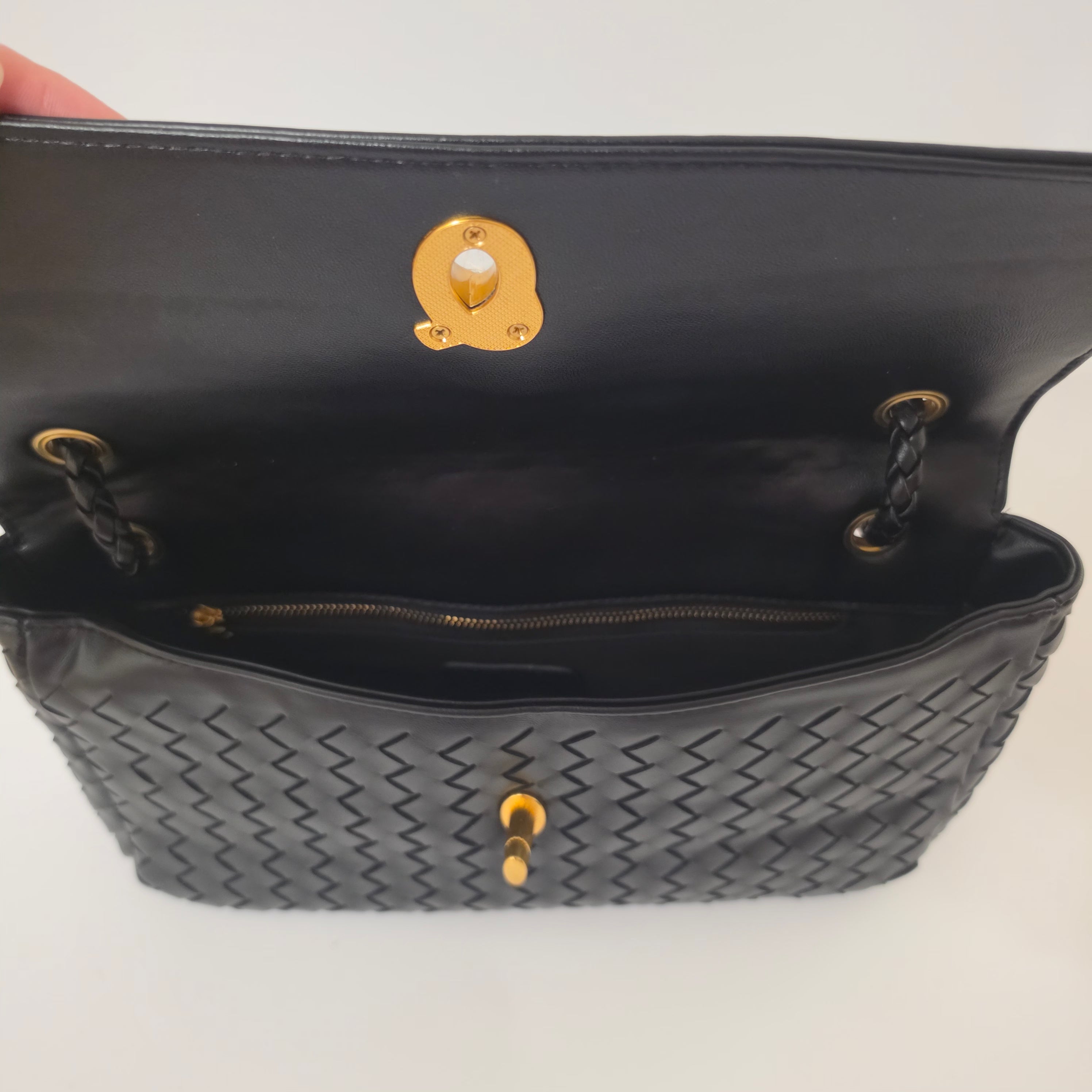 BOTEGA model tašne u crnoj boji /302